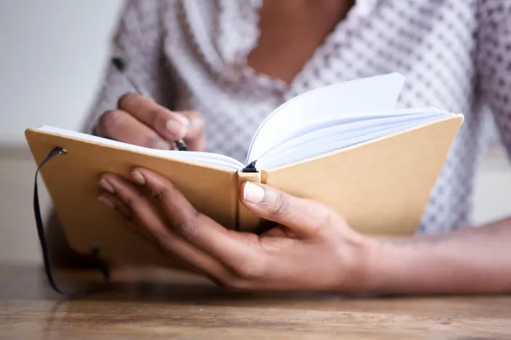 Comment un journal m'aide-t-il à contrôler mes démangeaisons pendant la dialyse ?